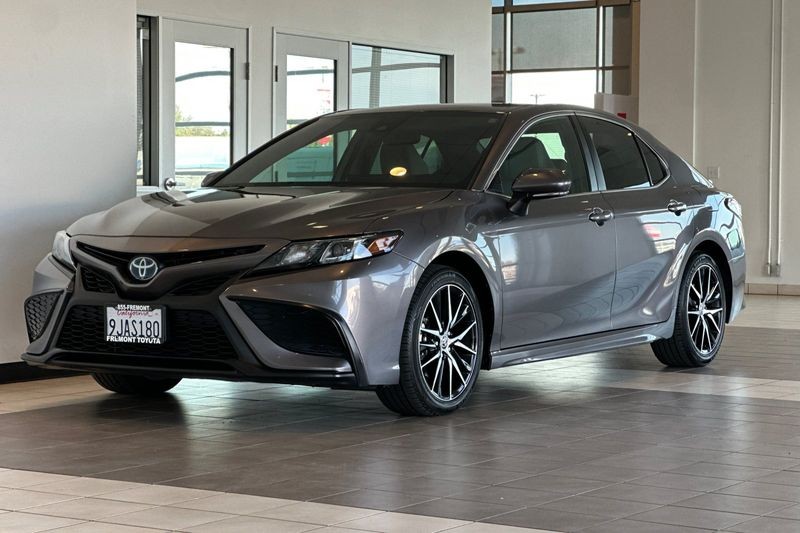 Toyota Camry Vehicle Full-screen Gallery Image 08