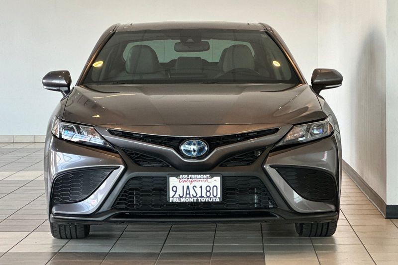 Toyota Camry Vehicle Full-screen Gallery Image 09