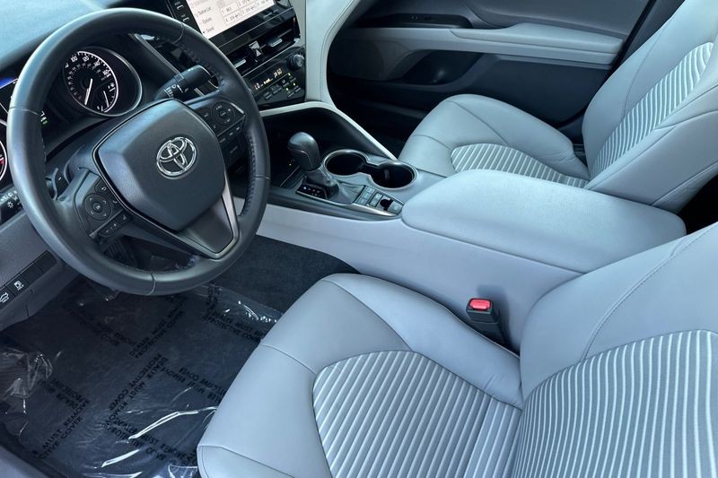 Toyota Camry Vehicle Full-screen Gallery Image 10