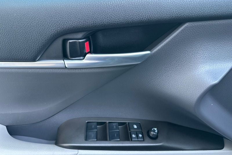 Toyota Camry Vehicle Full-screen Gallery Image 11
