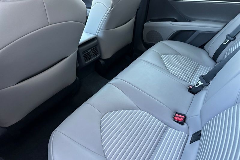 Toyota Camry Vehicle Full-screen Gallery Image 12