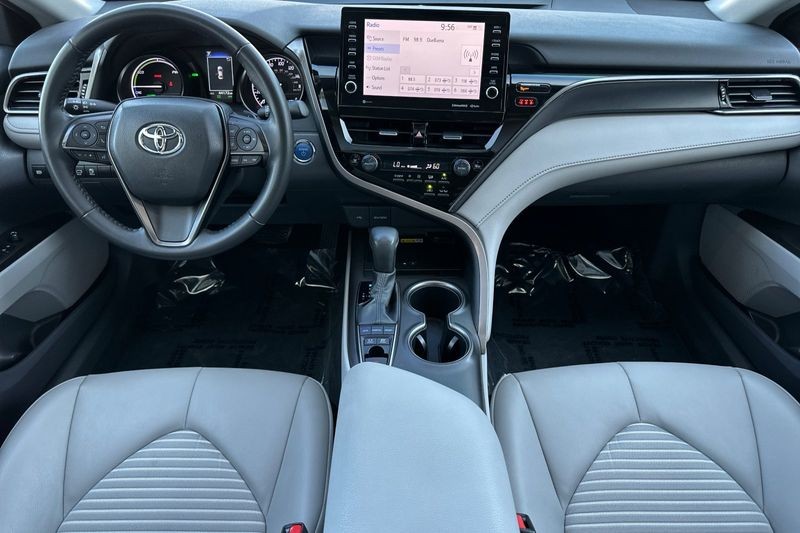 Toyota Camry Vehicle Full-screen Gallery Image 13