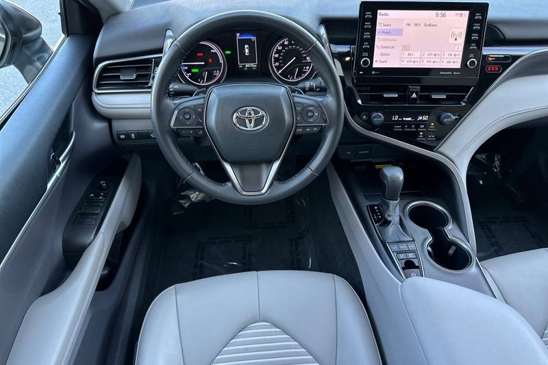 Toyota Camry Vehicle Full-screen Gallery Image 14