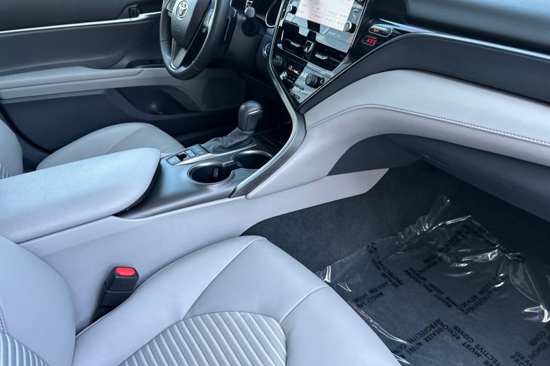 Toyota Camry Vehicle Full-screen Gallery Image 15