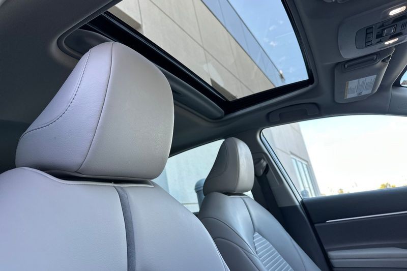 Toyota Camry Vehicle Full-screen Gallery Image 16