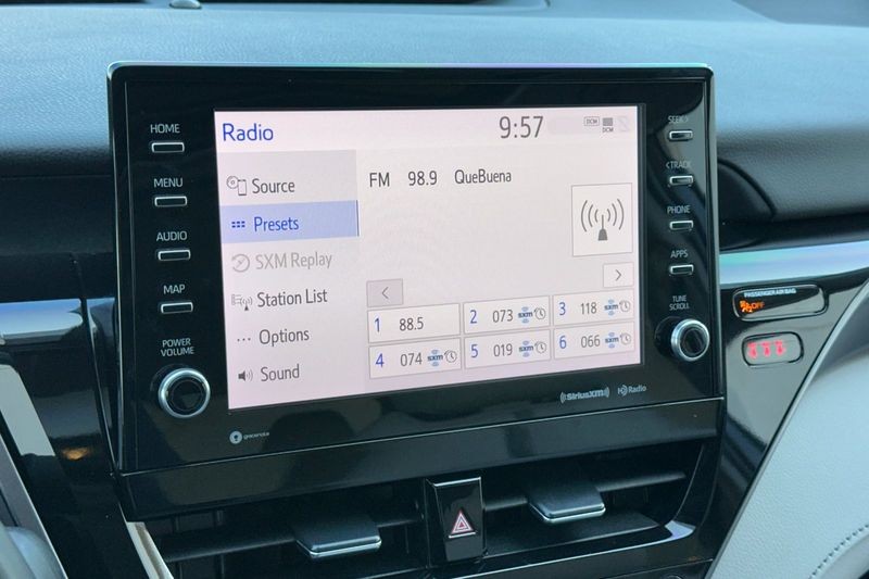 Toyota Camry Vehicle Full-screen Gallery Image 17