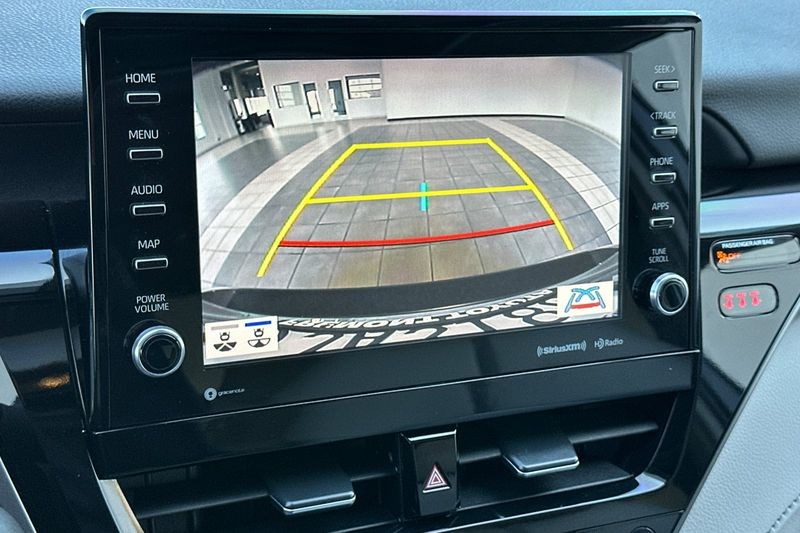 Toyota Camry Vehicle Full-screen Gallery Image 18