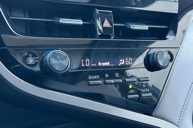 Toyota Camry Vehicle Full-screen Gallery Image 19