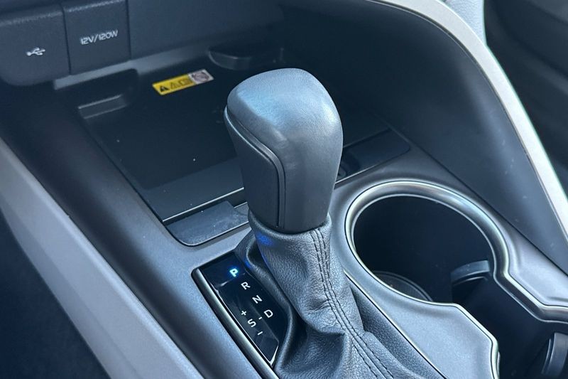 Toyota Camry Vehicle Full-screen Gallery Image 20