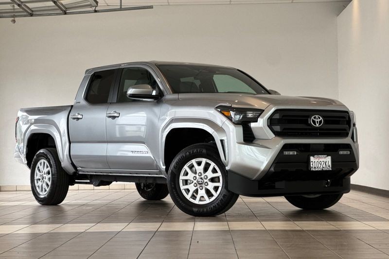 Toyota Tacoma 4WD Vehicle Full-screen Gallery Image 02
