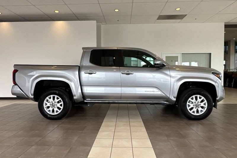Toyota Tacoma 4WD Vehicle Full-screen Gallery Image 03
