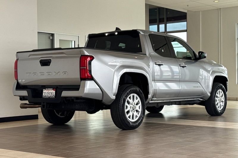 Toyota Tacoma 4WD Vehicle Full-screen Gallery Image 04