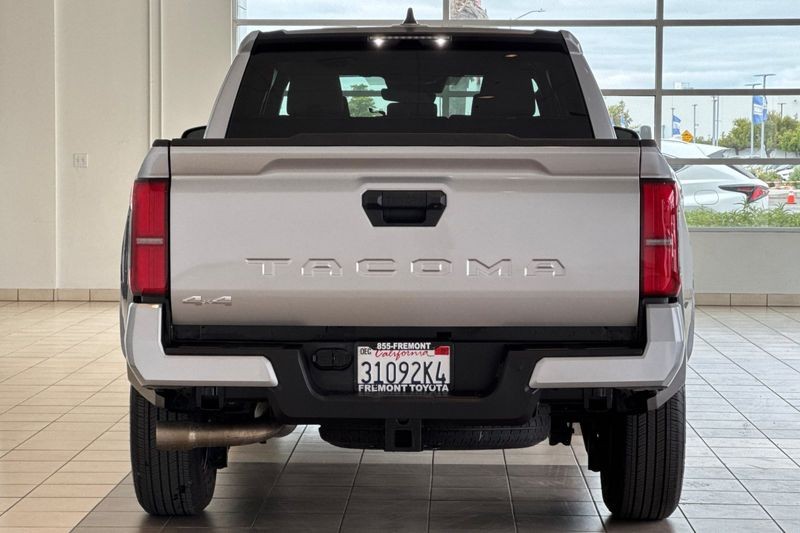 Toyota Tacoma 4WD Vehicle Full-screen Gallery Image 05