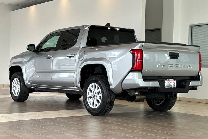 Toyota Tacoma 4WD Vehicle Full-screen Gallery Image 06