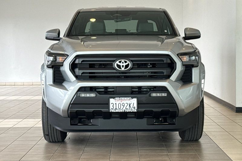 Toyota Tacoma 4WD Vehicle Full-screen Gallery Image 09