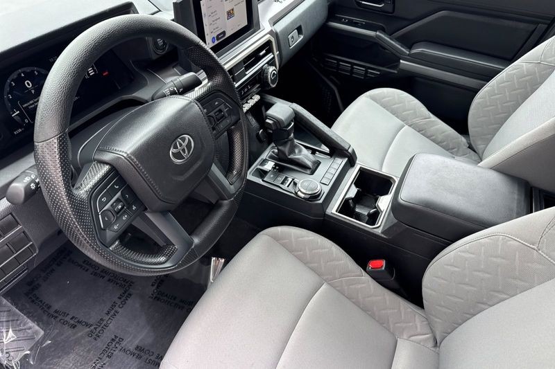 Toyota Tacoma 4WD Vehicle Full-screen Gallery Image 10