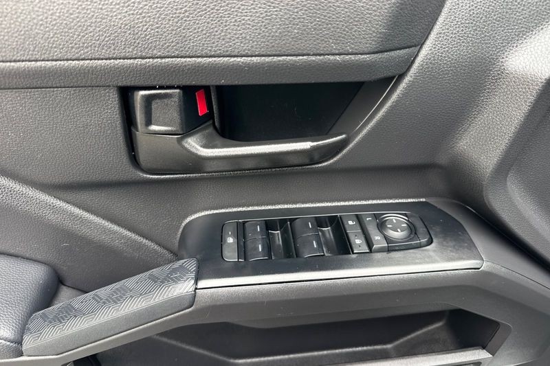 Toyota Tacoma 4WD Vehicle Full-screen Gallery Image 11
