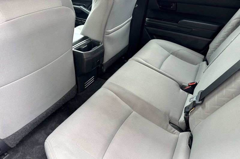 Toyota Tacoma 4WD Vehicle Full-screen Gallery Image 12
