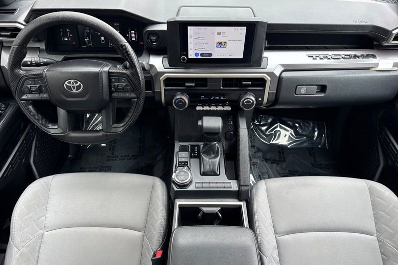 Toyota Tacoma 4WD Vehicle Full-screen Gallery Image 13