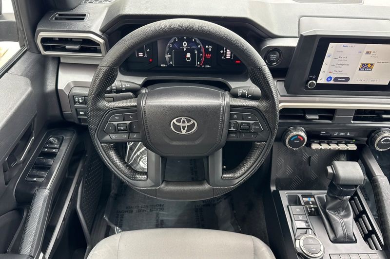 Toyota Tacoma 4WD Vehicle Full-screen Gallery Image 14
