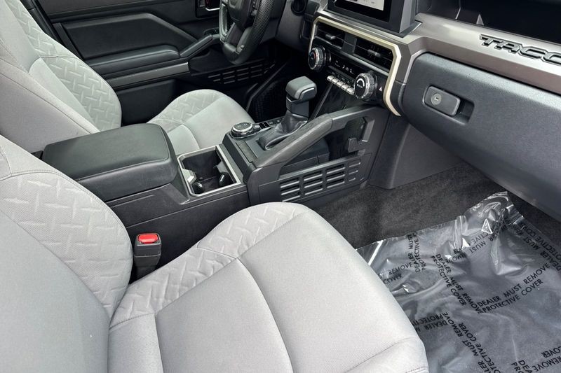 Toyota Tacoma 4WD Vehicle Full-screen Gallery Image 15
