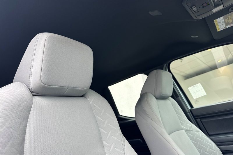Toyota Tacoma 4WD Vehicle Full-screen Gallery Image 16