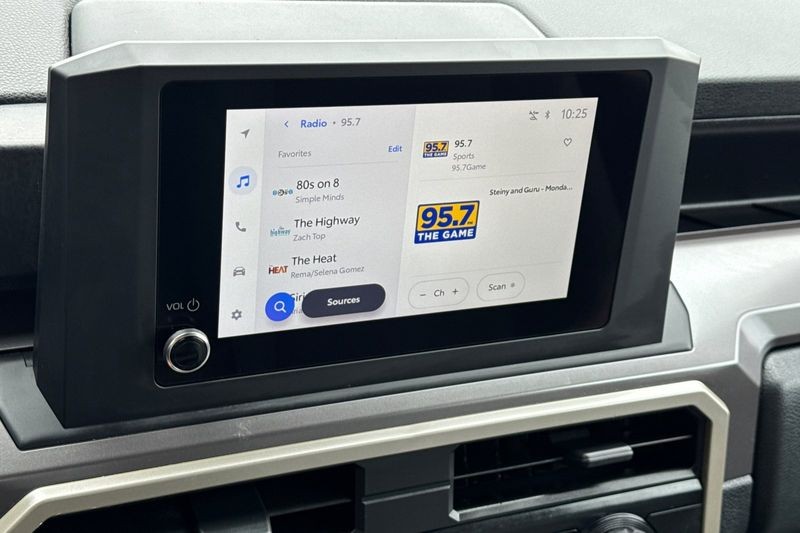 Toyota Tacoma 4WD Vehicle Full-screen Gallery Image 17