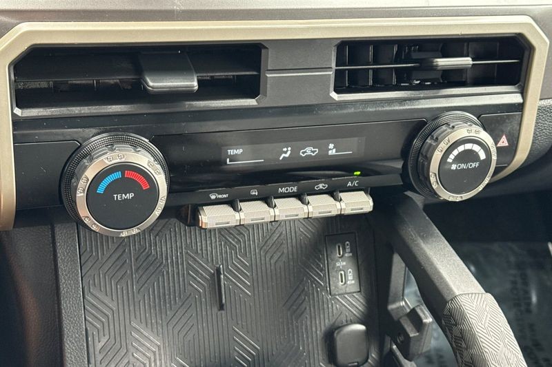 Toyota Tacoma 4WD Vehicle Full-screen Gallery Image 19