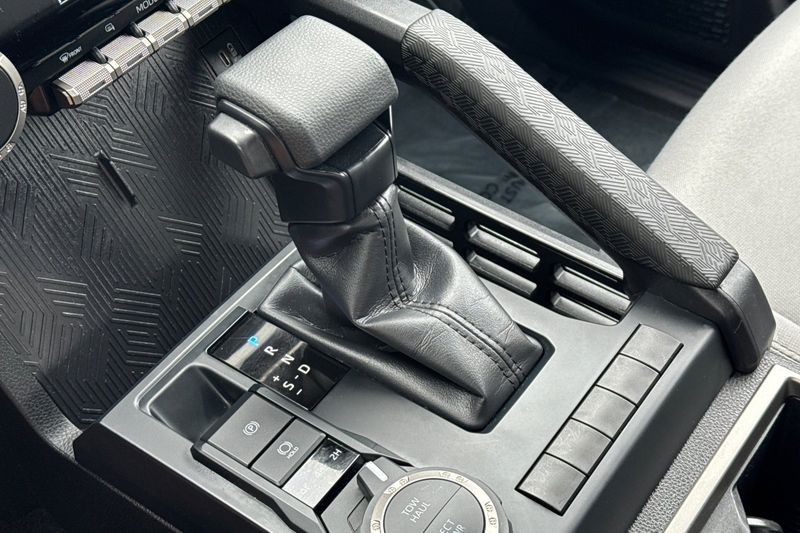 Toyota Tacoma 4WD Vehicle Full-screen Gallery Image 20
