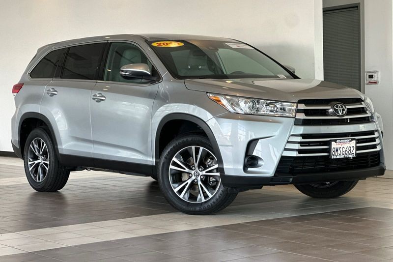 Toyota Highlander Vehicle Full-screen Gallery Image 02