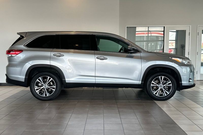 Toyota Highlander Vehicle Full-screen Gallery Image 03