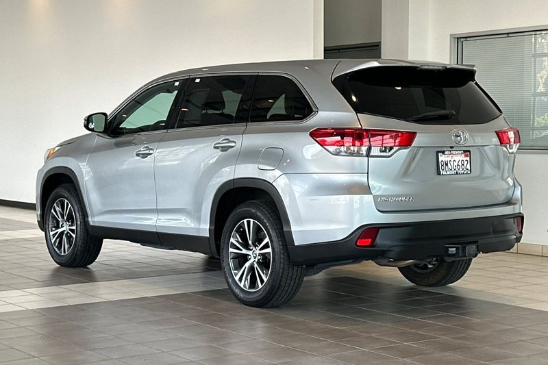 Toyota Highlander Vehicle Full-screen Gallery Image 04
