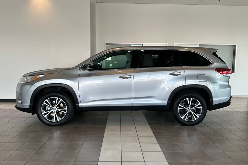 Toyota Highlander Vehicle Full-screen Gallery Image 05