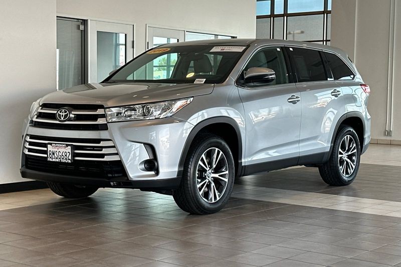 Toyota Highlander Vehicle Full-screen Gallery Image 06