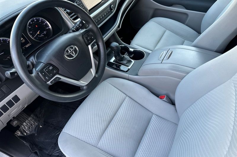 Toyota Highlander Vehicle Full-screen Gallery Image 08