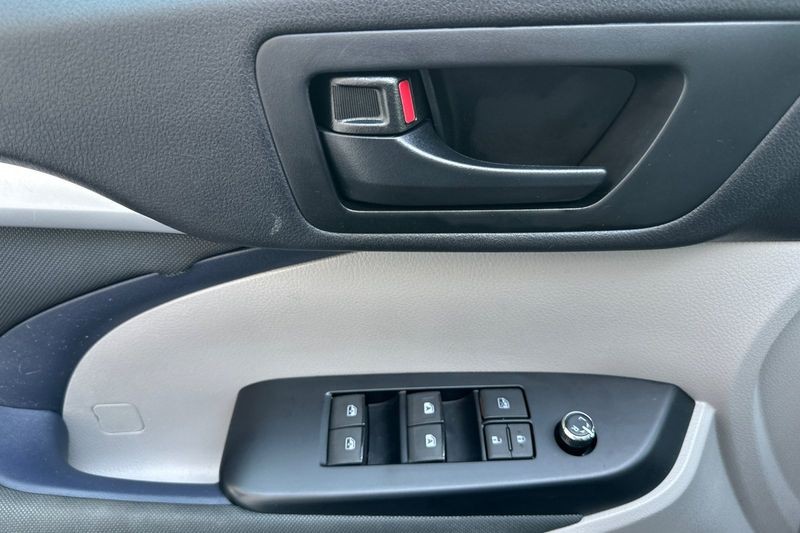 Toyota Highlander Vehicle Full-screen Gallery Image 09