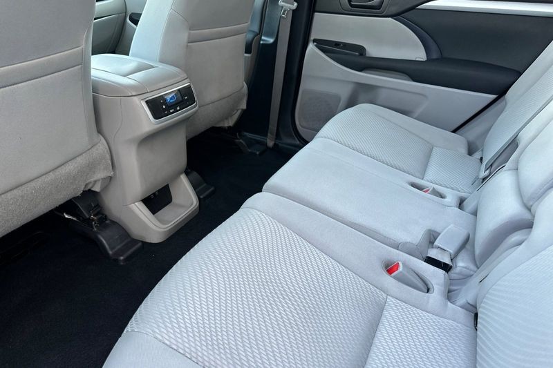 Toyota Highlander Vehicle Full-screen Gallery Image 10