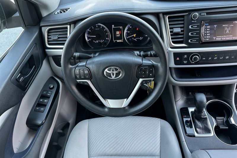 Toyota Highlander Vehicle Full-screen Gallery Image 11