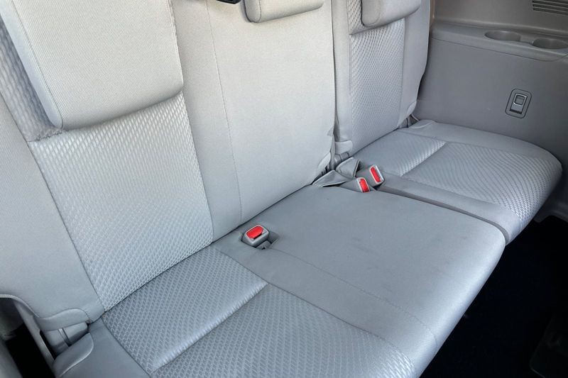 Toyota Highlander Vehicle Full-screen Gallery Image 12