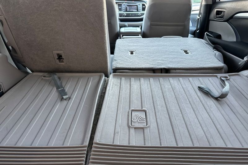 Toyota Highlander Vehicle Full-screen Gallery Image 13