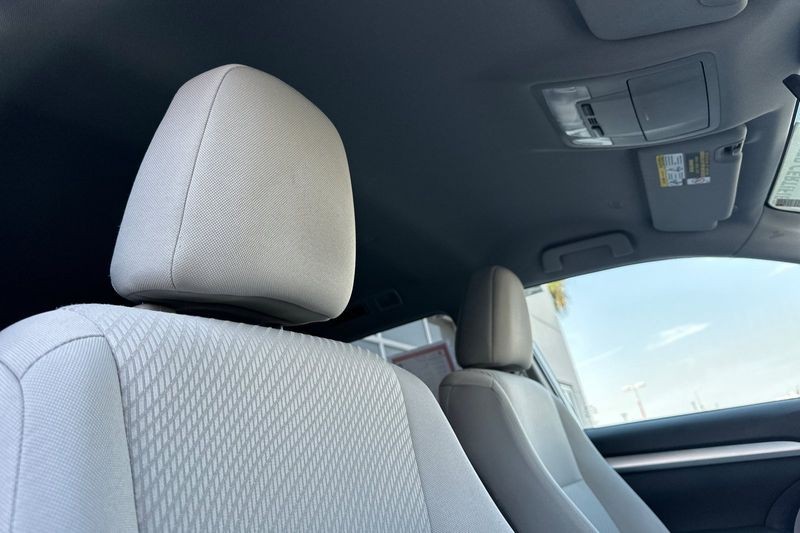 Toyota Highlander Vehicle Full-screen Gallery Image 14