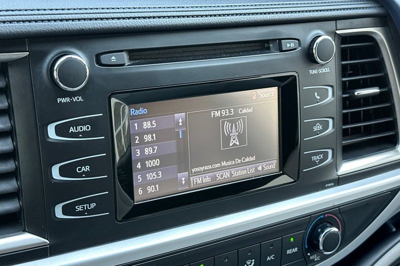 Toyota Highlander Vehicle Full-screen Gallery Image 15