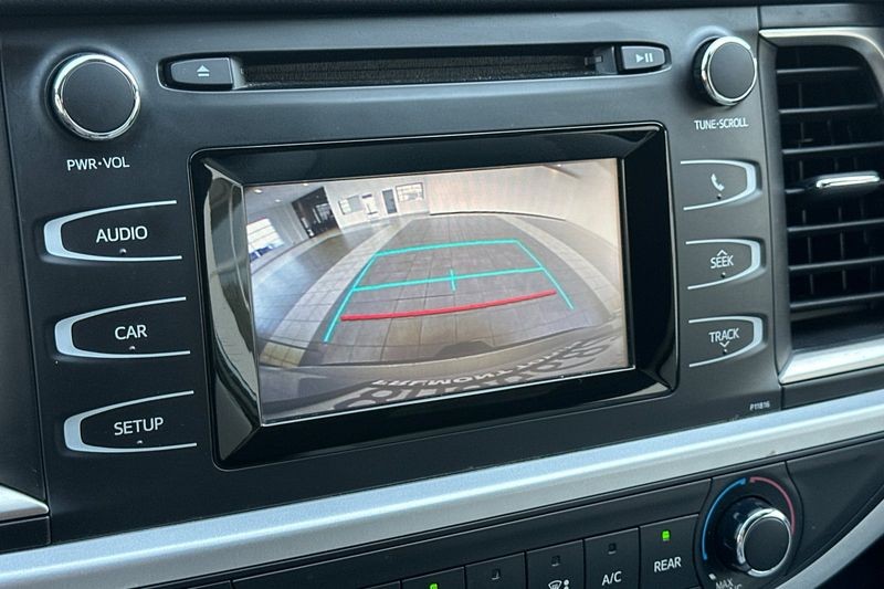 Toyota Highlander Vehicle Full-screen Gallery Image 16
