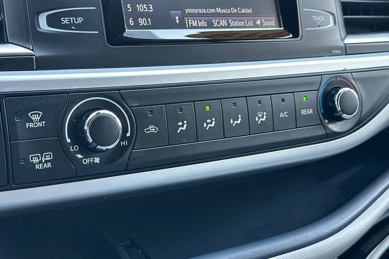 Toyota Highlander Vehicle Full-screen Gallery Image 17