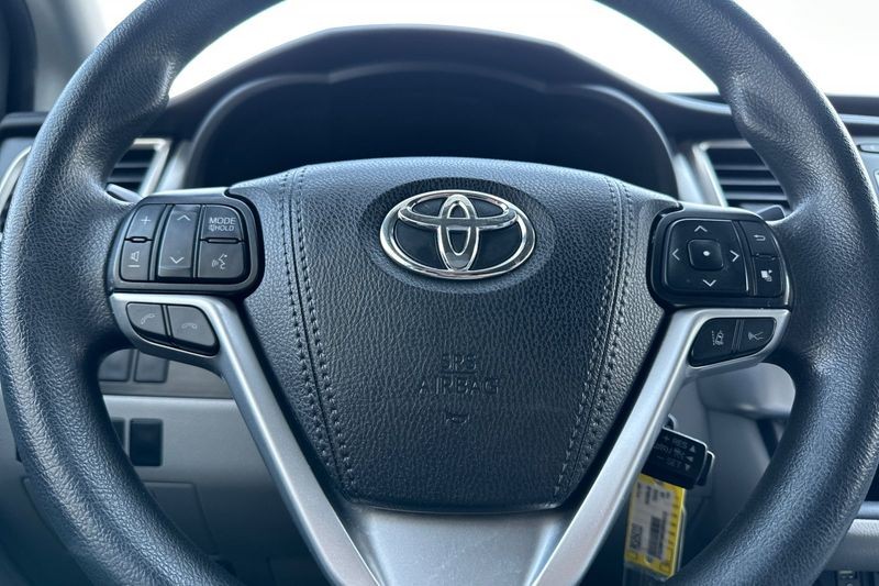 Toyota Highlander Vehicle Full-screen Gallery Image 19