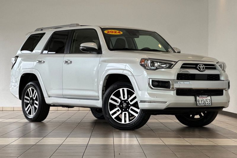 Toyota 4Runner Vehicle Full-screen Gallery Image 02