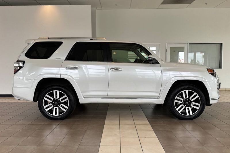Toyota 4Runner Vehicle Full-screen Gallery Image 03