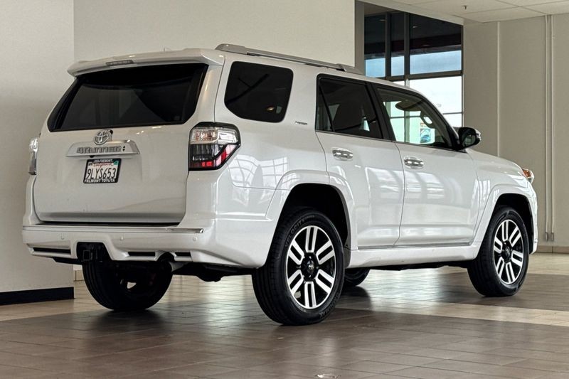 Toyota 4Runner Vehicle Full-screen Gallery Image 04