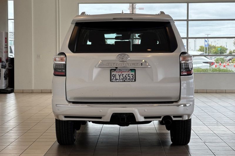 Toyota 4Runner Vehicle Full-screen Gallery Image 05