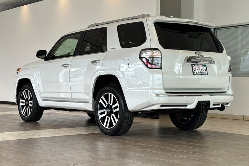 Toyota 4Runner Vehicle Full-screen Gallery Image 06